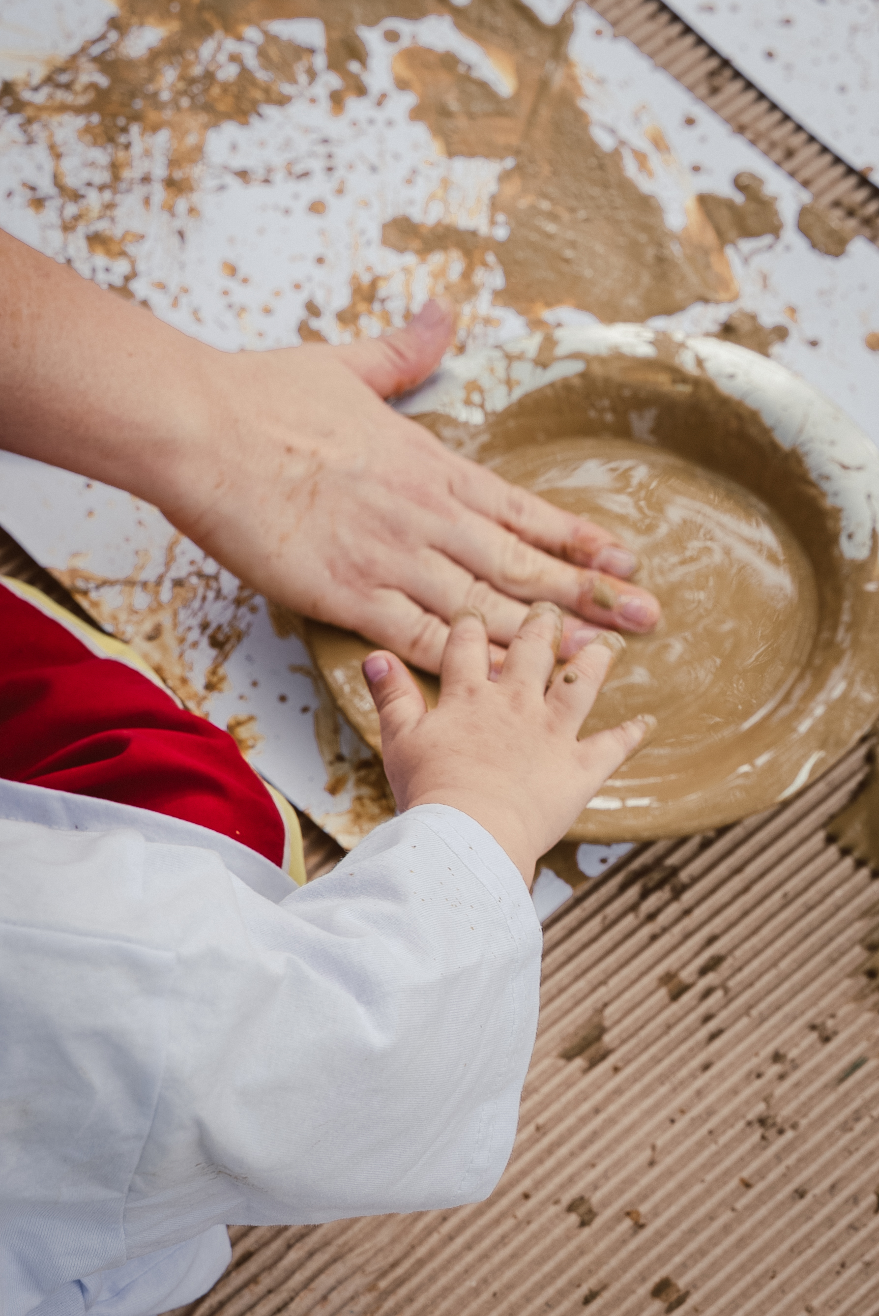 Crianças estudando juntas em sala de aula