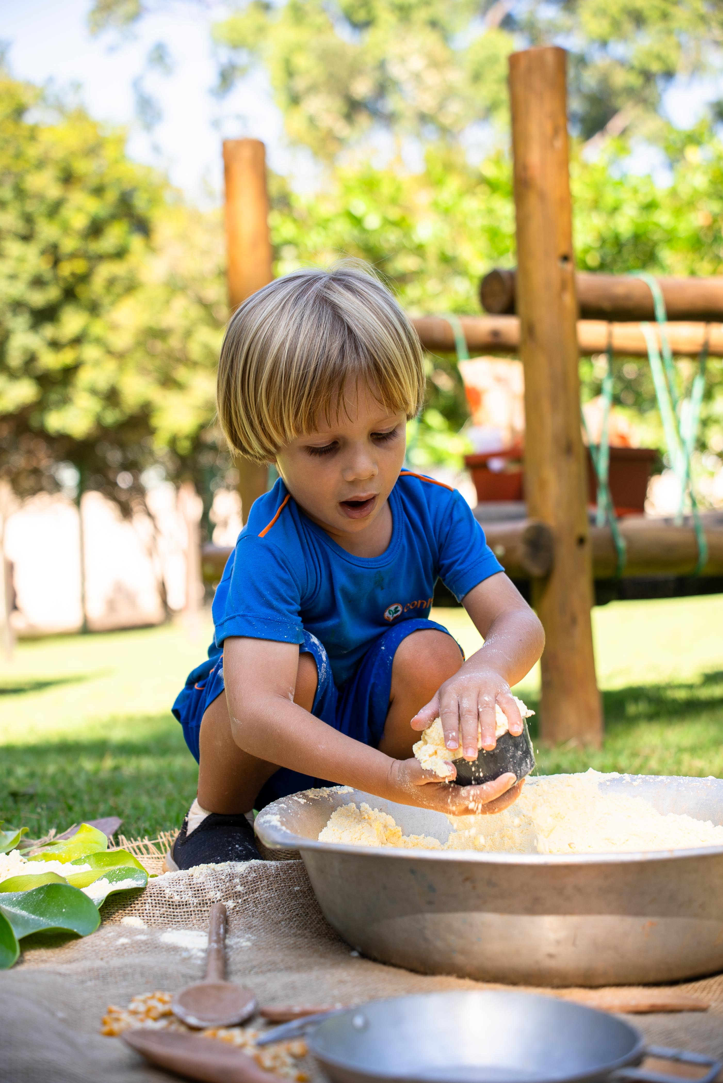 Crianças felizes na escola Solos