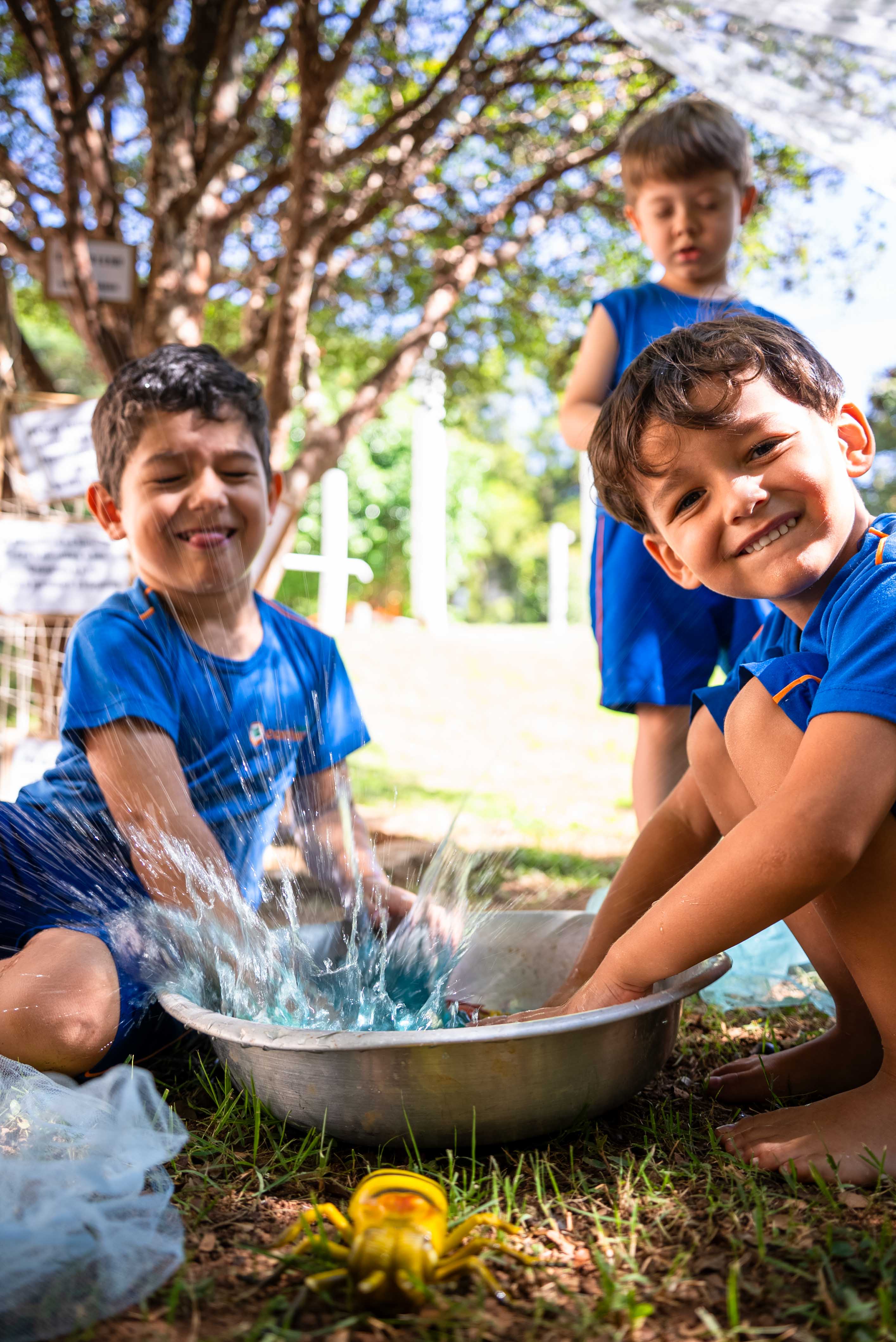 Crianças felizes na escola Solos