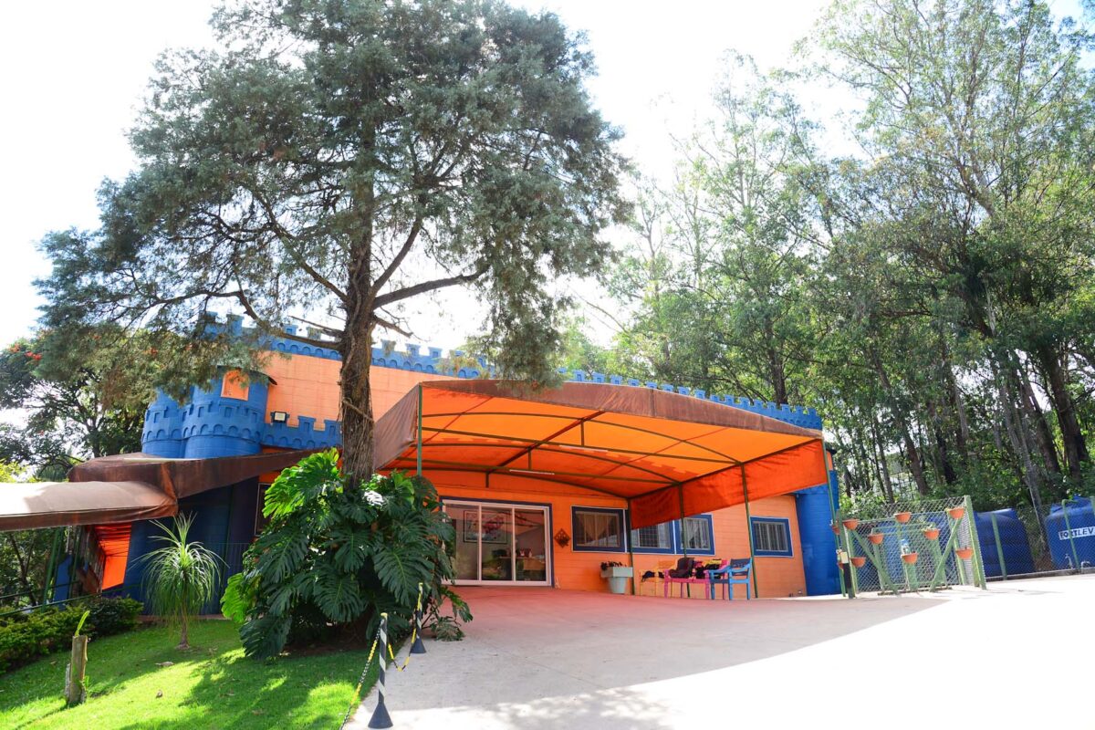 Professora com crianças na Escola Solos